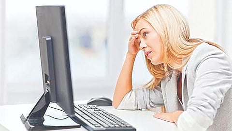 रोज तासापेक्षा अधिक स्क्रीन पाहिल्यास वाढते दृष्टिदोषाची शक्यता