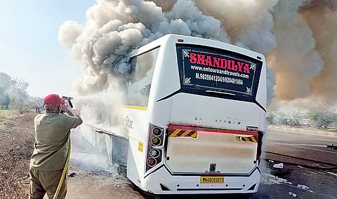 आनेवाडी टोल नाक्यावर खासगी बस पेटली