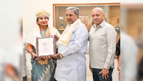 शबाना आझमी यांना जीवनगौरव पुरस्कार प्रदान करताना मुख्यमंत्री सिद्धरामय्या