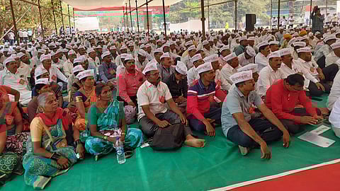 Farmers gathered at Azad Maidan against Shaktipeeth Highway!