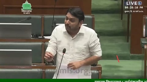 विधानसभेत बाेलताना विश्वजीत कदम 