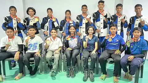 कोल्हापूर : डेरवण यूथ गेम्स व पेटाळा स्कूल गेम्समध्ये पदकांची लयलूट करणारे खेळाडू. सोबत प्रशिक्षक मार्गदर्शक. 