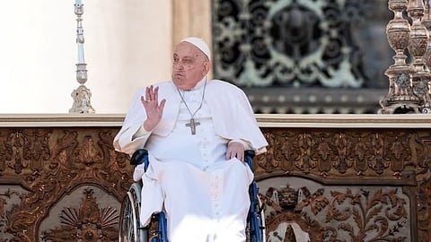 अनेक दिवसांच्या उपचारानंतर पोप फ्रान्सिस , व्हॅटिकन सिटीतील सेंट पिटर स्‍वेअर येथे जनतेसमोर आले. 