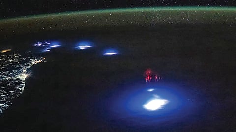 अंतराळातून टिपले रंगीबेरंगी विजेचे द़ृश्य