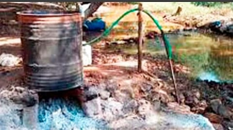 Akola crime |अवैध देशी विक्रेते व हातभट्टीवर पोलिसांच्या धाडी