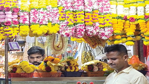 siddhivinayak-temple-bans-garlands-and-coconuts