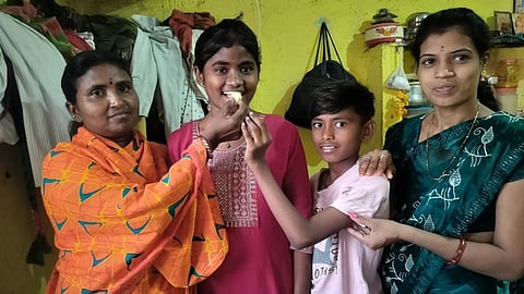 SSC Result 2025 - रांजणगाव जिल्हा परिषद शाळेची विद्यार्थिनी दीपालीने दहावी परीक्षेत ९५.२० टक्के गुण मिळवून शाळेतून प्रथम आल्याचे समजताच आईच्या डोळ्यातून आनंद आश्रू बाहेर पडले. मुलीला पेढा भरवताना घेतलेले छायाचित्र.