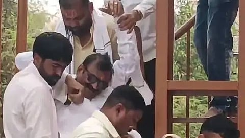 भोवळ आल्याने आमदार तानाजी मुटकुळे यांना कार्यकर्त्यांनी उचलून खाली आणले