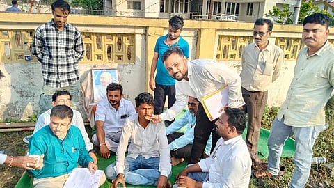 खुशाल भोसले यांचे उपोषण मागे, यावेळी   सा बां.चे  अभियंता डी. एस. शिंदे,  ज्ञानेश्वर भोसले, अनिल बुचाले, माऊली बोकारे यासह ग्रामस्थ  