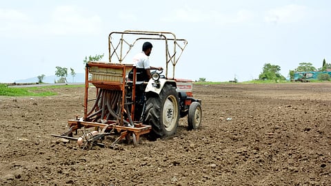 इंदुरीत शेतकऱ्यांचा यांत्रिकी शेतीकडे कल