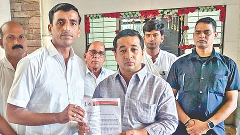 कणकवली : पालकमंत्री नितेश राणे यांच्याकडे निवेदन देताना संतोष नानचे.