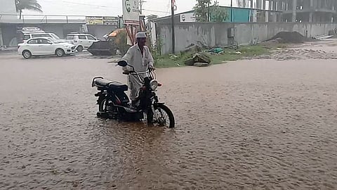 पावसाच्या पाण्यापासून पारगावकरांची सुटका कधी? दुकानांसह घरात शिरते पाणी, रस्ते जलमय