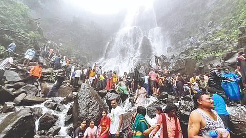Amboli Tourist Crowd