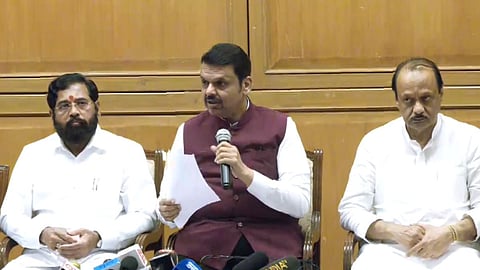 पत्रकार परिषदेत बोलताना मुख्यमंत्री देवेंद्र फडणवीस, सोबत उपमुख्यमंत्री एकनाथ शिंदे व उपमुख्यमंत्री अजित पवार