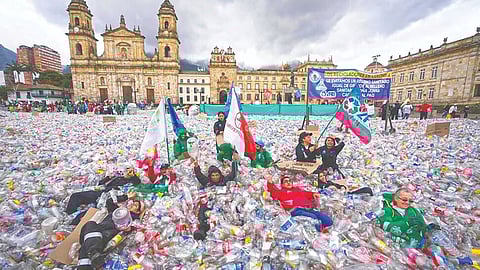 colombia-workers-dump-15-tons-trash-protest-low-wages