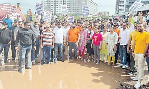 नागरी समस्यांविरोधात नागरिक आक्रमक; धानोरी येथील भारतमातानगर रस्त्यावर आंदोलन