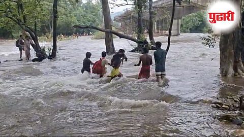 गुंडेनूर गावातील लोकांना नाल्‍यातून असा दोराला धरुन जीवघेना प्रवास करावा लागतो.