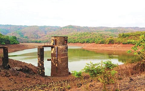 Dam silt clearance delay