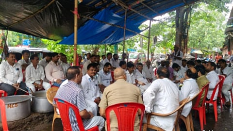 Thane News:  ठाण्यात रिक्षाचालकांसाठी आता मराठी शिकवणी वर्ग, 50 पेक्षा अधिक 'विद्यार्थी' गिरवतायंत धडे