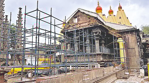 auspicious-start-for-garud-mandap-pillar-installation-at-ambabai-temple