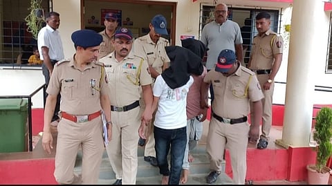 अटक केलेल्‍या आरोपींसह पोलिस अधिकारी व कर्मचारी 