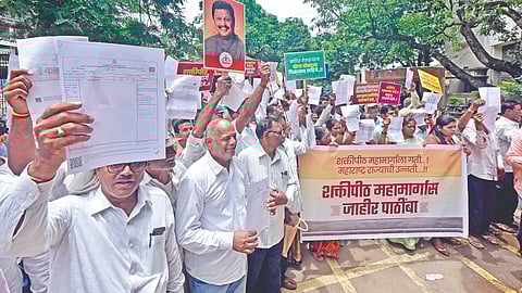 farmers-submit-seven-twelve-reports-to-district-authority-led-by-rajesh-khirsagar