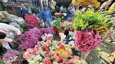 कृत्रिम फुलबंदी! पुण्याच्या बाजारपेठेत खर्‍या फुलांची उलाढाल जाणार 300 कोटी रुपयांवर