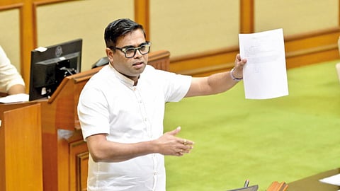 mla jeet arolkar-demands marathi as official language in assembly