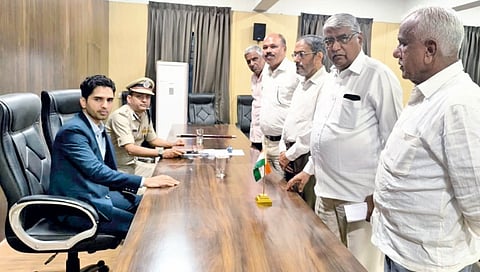 Appeal to M. A. Committee to withdraw Marathi Morcha