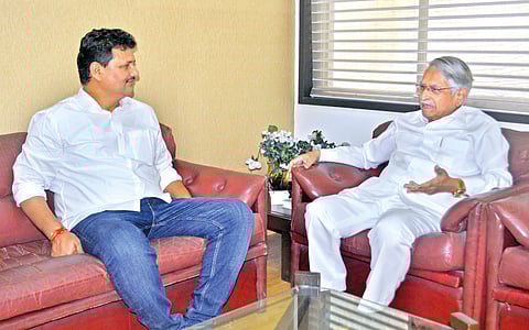 prakash-abitkar-congratulates-dr-pratapsinh-jadhav-for-circuit-bench