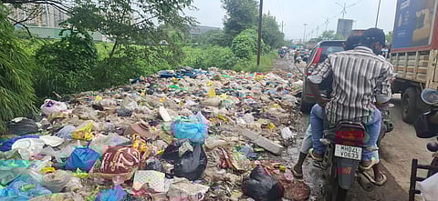 Mini Dumping on Highway :  खोणी गावाच्या प्रवेशद्वाराजवळ मिनी डम्पिंग सुरु 