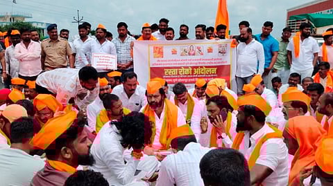 Solapur highway rasta roko
