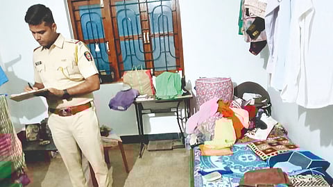 Jewellery Worth 12 Lakh Stolen 