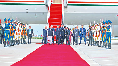 ब्रेकिंग: PM मोदींचं चीनमध्ये भव्य स्वागत! Red Carpet पाहून व्हाल थक्क!