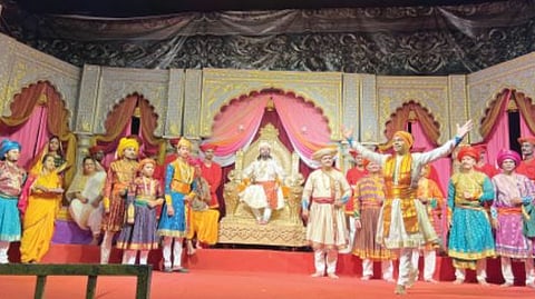 Pune Ganpati: कोणी बँकेत कर्मचारी, तर कोणी रिसेप्शनिस्ट; पुण्यात जिवंत देखावे साकारणारे हे कलाकार कोण असतात?