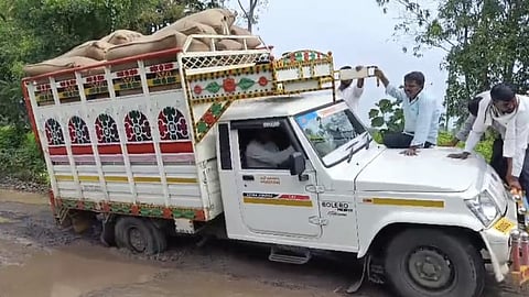 Malegaon bad road condition issue 