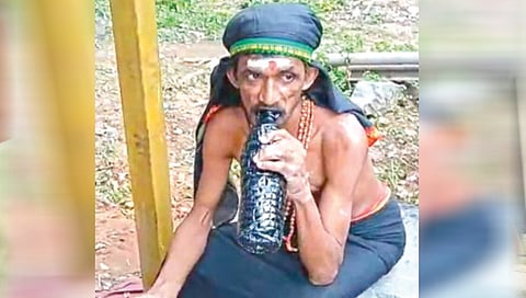 इंसान कैसे जिंदा रह सकता है सिर्फ ऑयल पीकर? इस शख्स की कहानी सुनकर आपके होश उड़ जाएंगे 2 Man Drinks Engine Oil