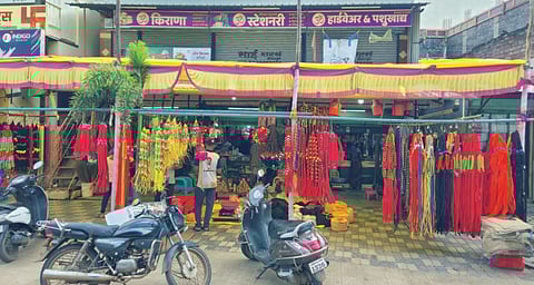 भाद्रपदी बैलपोळ्याची बळीराजाला उत्सुकता; रंगबिरंगी साहित्यांनी सजली बाजारपेठ 