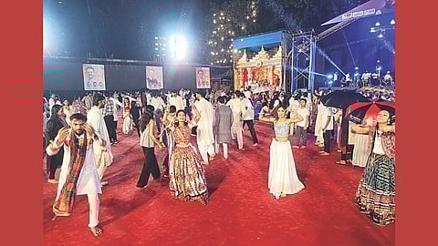 मुंबई : नवरात्रोत्सवाच्या पहिल्या दिवशी सोमवारी मुंबईकरांचा उत्साह शिगेला पोहोचला होता. बोरिवली येथे आयोजित नवरात्रोत्सवात भर पावसात तरुण-तरुणींनी गरबा नृत्याचा आनंद घेतला. 	 