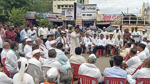 Congress  Abhay Salunke roadblock agitation 