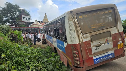 Pune News : चालकाचे नियंत्रण सुटल्याने एसटी बस खड्ड्यात, कडूस-कोहिंडे रस्त्यावरील प्रवास असुरक्षित