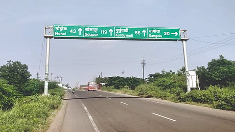 Pandharpur news: चुकीचे रस्त्याचे अंतर दाखवल्याने वाहनधारकांची दिशाभूल