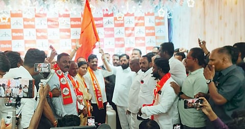 भाजपचे प्रकाश चित्ते शिवसेनेत दाखल; उपमुख्यमंत्री एकनाथ शिंदे यांच्याकडून भगवा झेंडा प्रदान