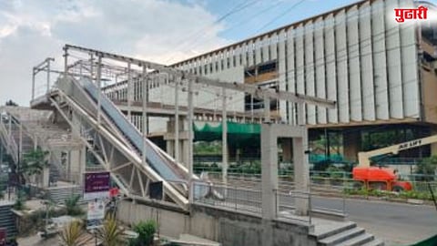 पिंपरी मेट्रो स्टेशनवरील चौथा जिना काम कासव गतीने