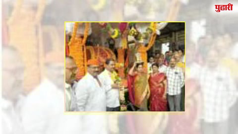 भोर येथील स्वामी समर्थचरणी चांदीचा रथ अर्पण