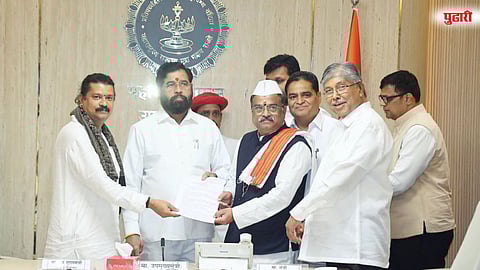 मुंबई मंत्रालय येथील उपमुख्यमंत्री एकनाथ शिंदे यांच्या दालनात आळंदीतील रस्ते दुरुस्तीसाठी एक कोटी मंजूर केल्याचा शासन निर्णय स्वीकारताना आळंदी देवस्थान प्रमुख विश्वस्त निरंजननाथ, विश्वस्त कबीर बुवा लोंढे.