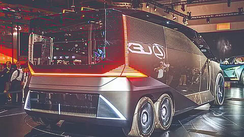 आता येणार चक्क सहा चाकांची कार!