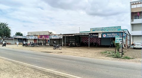 बिबट्यांच्या हल्ल्याच्या निषेधार्थ पंचतळे येथे पाळण्यात आलेल्या बंददरम्यान ओस पडलेला रस्ता.