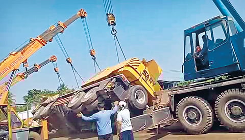 Satara News: महामार्गावरील वाहतूक चार तास विस्कळीत