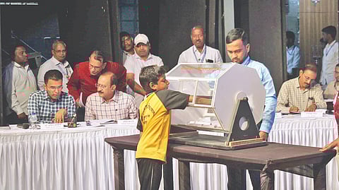 Solapur News: कहीं खुशी कहीं गम 